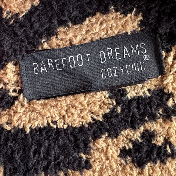 Barefoot Dreams CozyChic Animal Print Throw In The Wild blanket camel/black - Picture 4 of 8